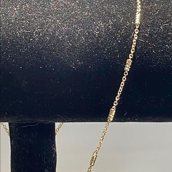 Elegant Gold flower pendant with a thin necklace chain - Picture 3 of 8